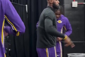 从贫民区走到NBA 字母哥扬尼斯阿德托昆博的励志人生