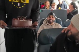 湖人老将克莱伯34岁生日詹姆斯带队友一起唱歌~阿杜捧蛋糕