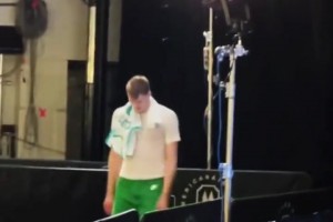 很失落憋一股劲！球迷拍到弗拉格狂砍49分夜赛后失落离场